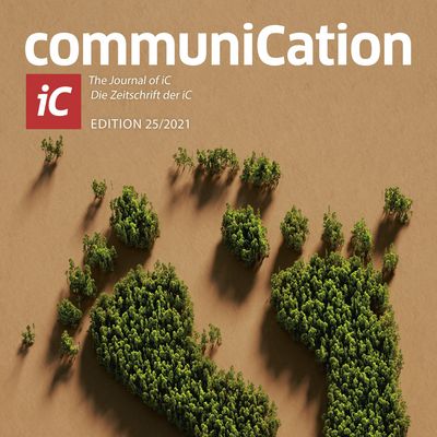 Coverbild der Communication Ausgabe 25 mit grünen Fußabdrücken aus Bäumen auf braunem Boden 